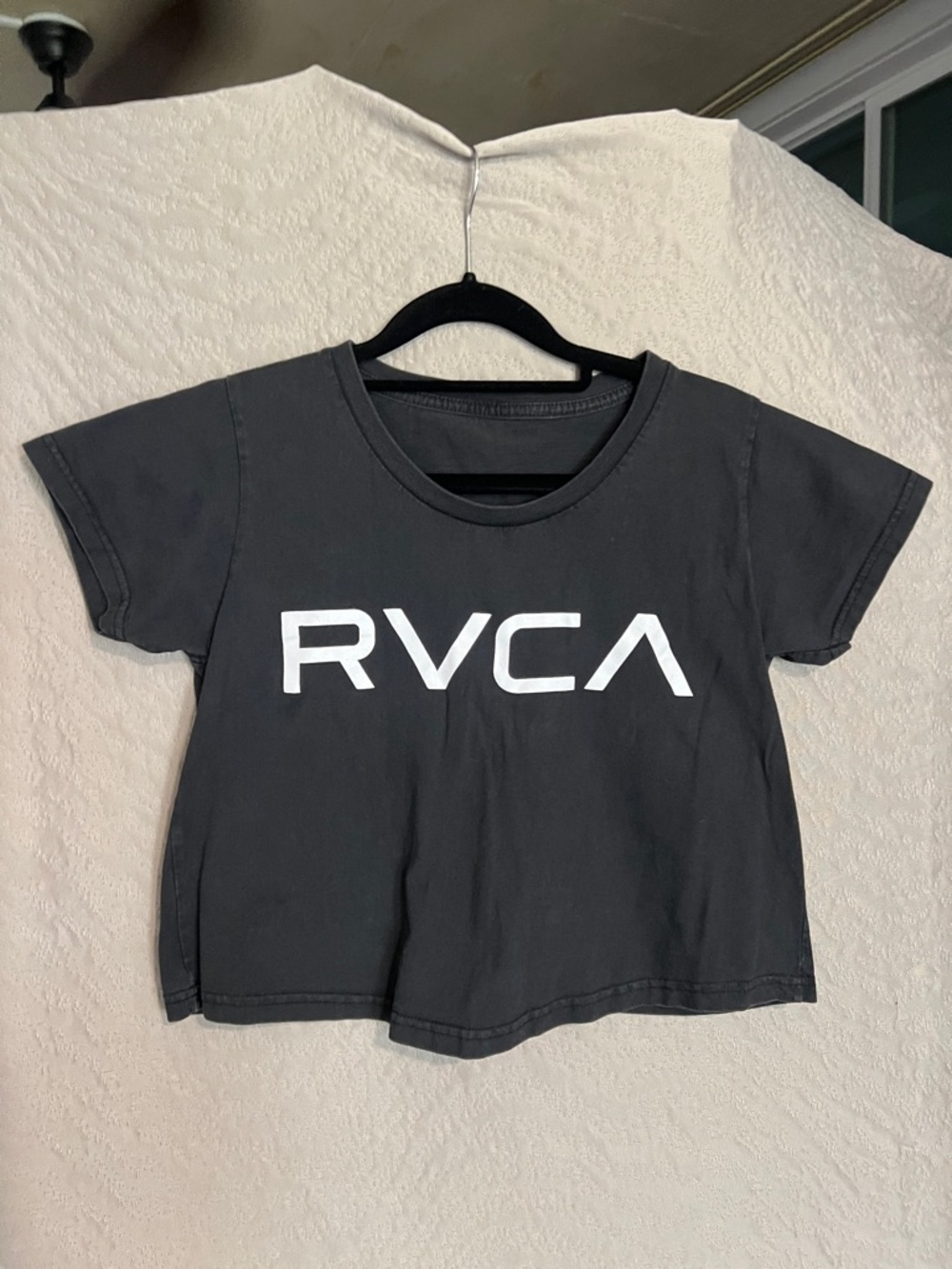 RVCA Women’s Cropped Black Logo Tee